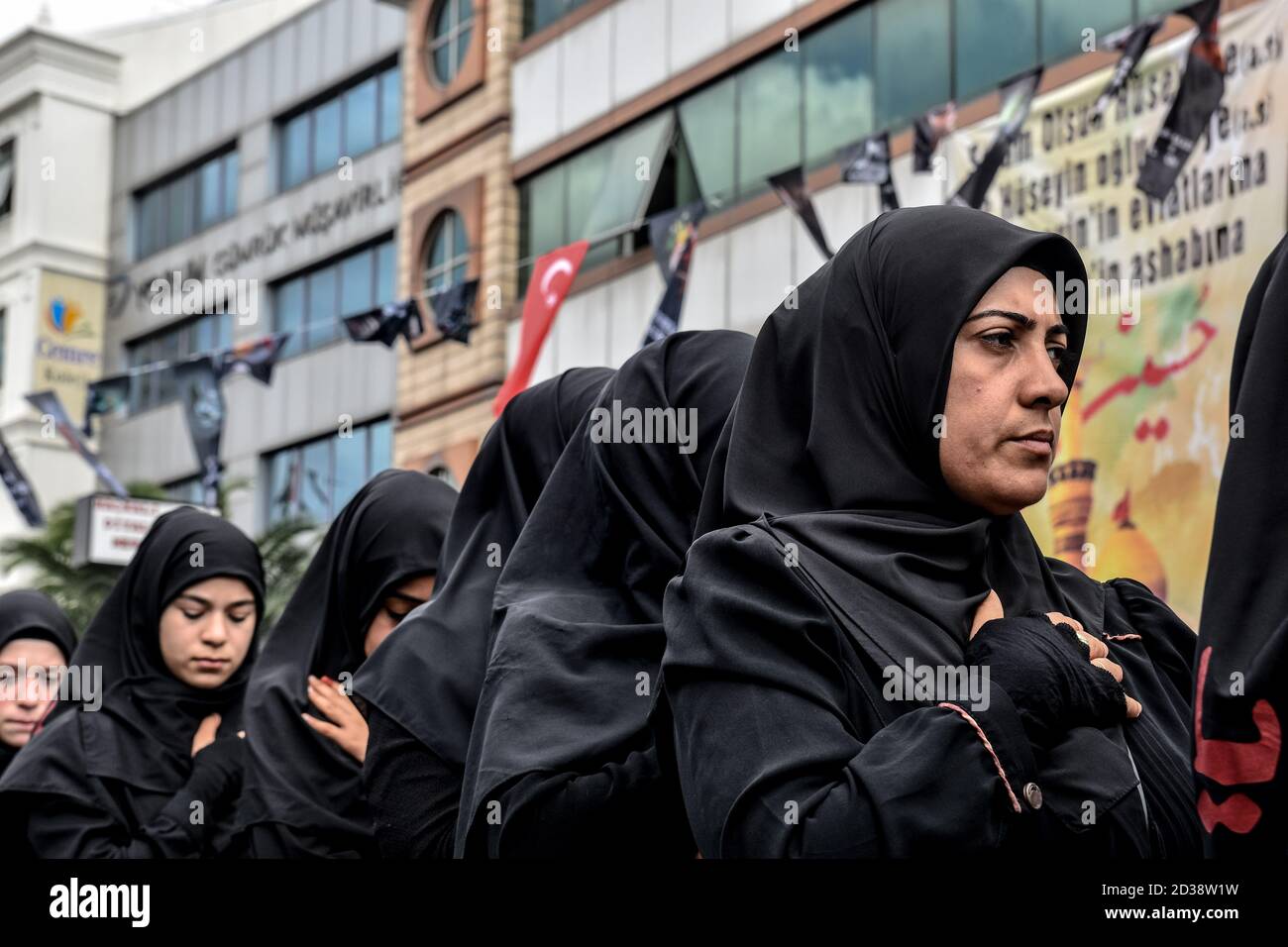 Schiitische Frauen marschieren während der Ashura-Prozession in Halkal? Platz.Aschura ist einer der wichtigsten Feiertage für schiitische Muslime und eine Zeit der Trauer um den Mord an dem Enkel des Propheten Muhammad Imam Hussein im siebten Jahrhundert ist der 10. Tag des Monats Muharram. Stockfoto