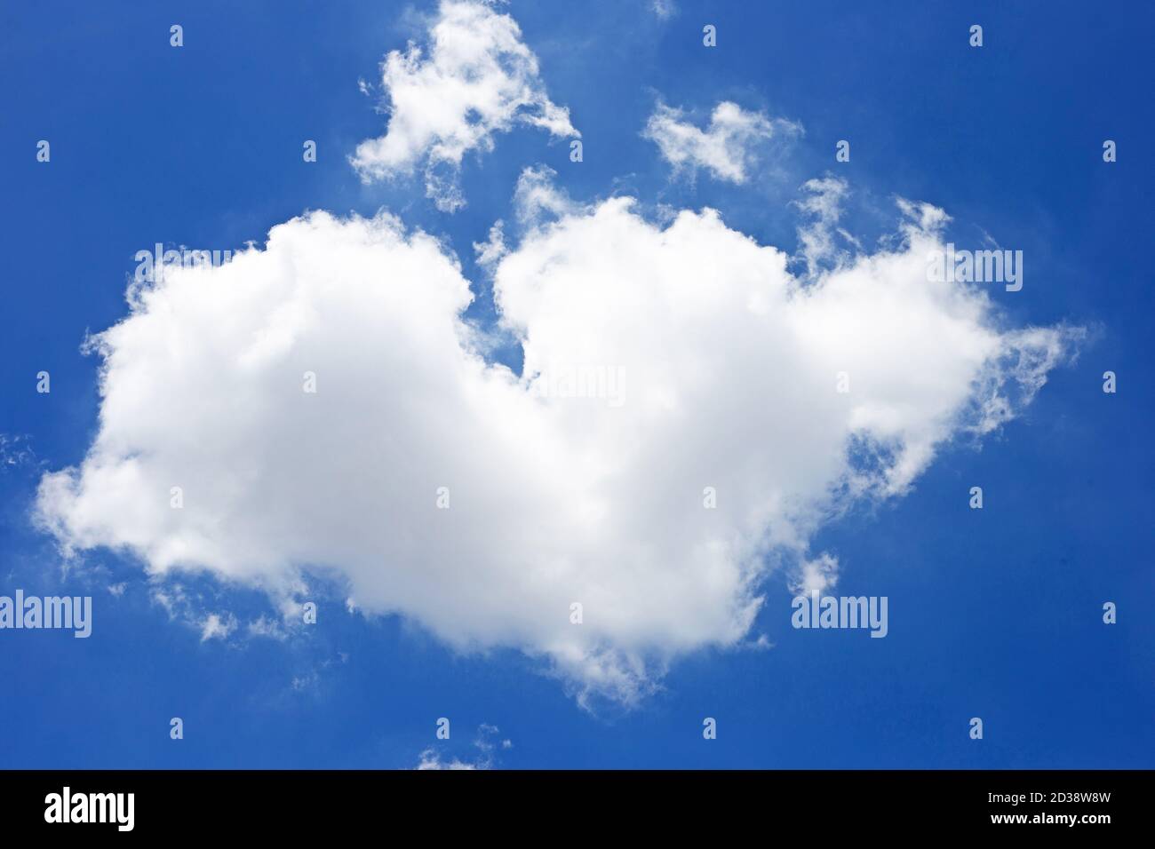 Blauer Himmel Hintergrund mit Wolke in der Form des Herzens. Speicherplatz kopieren Stockfoto