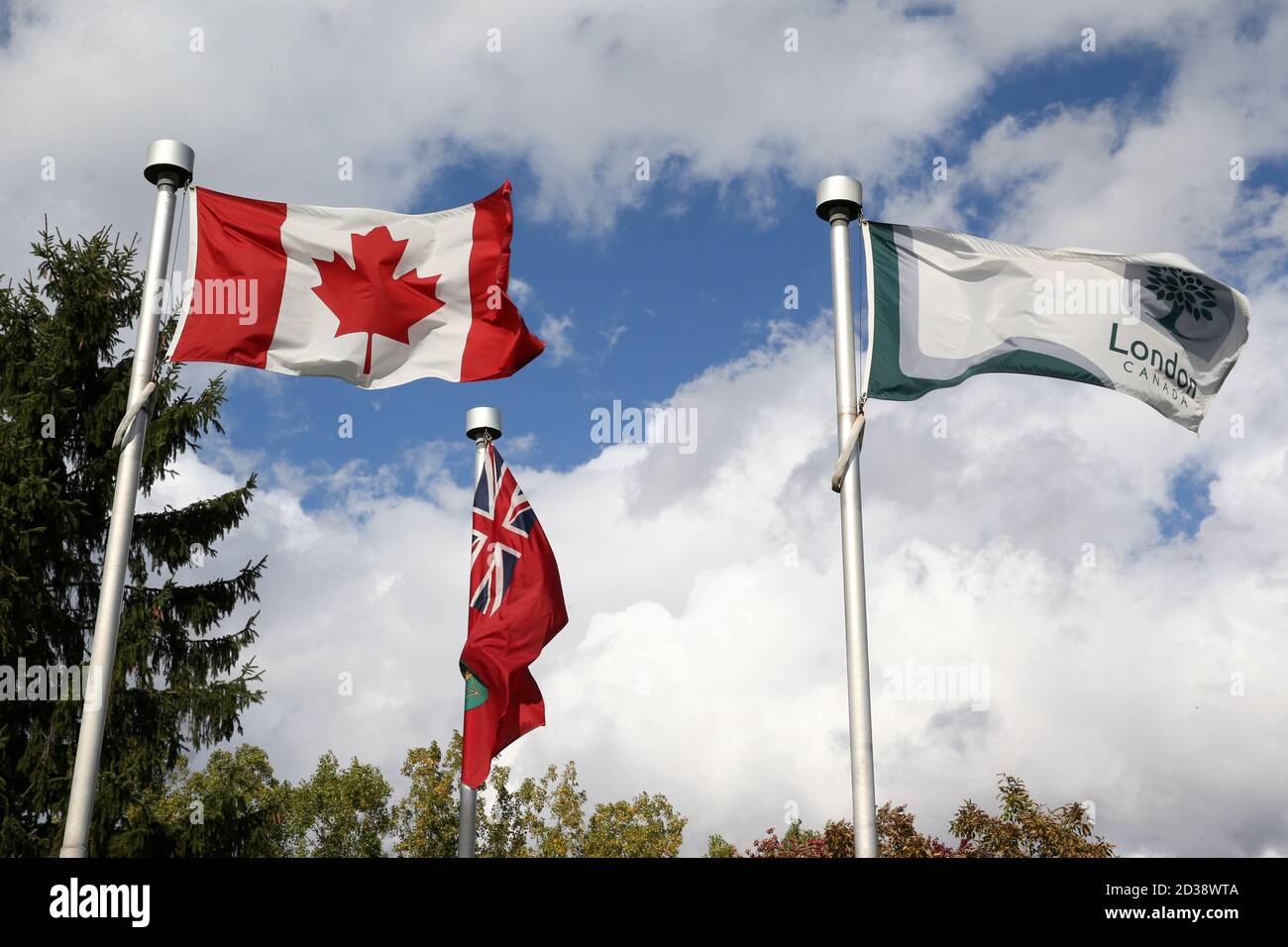 Oct 7 2020, London Ontario Kanada - London Flaggen fliegen hoch vor dem City of London Information Centre an der Wellington Rd. Luke Durda/Alamy Stockfoto