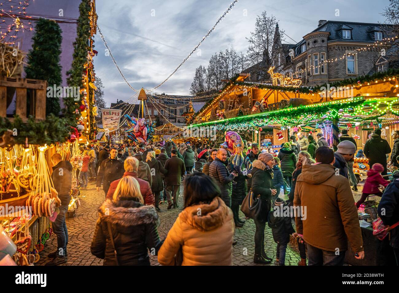 Andernach Deutschland 15.12.2019 Straßendeko-Lichter während eines Weihnachtsmarktes mit überfüllten Leuten, die herumlaufen. Stockfoto