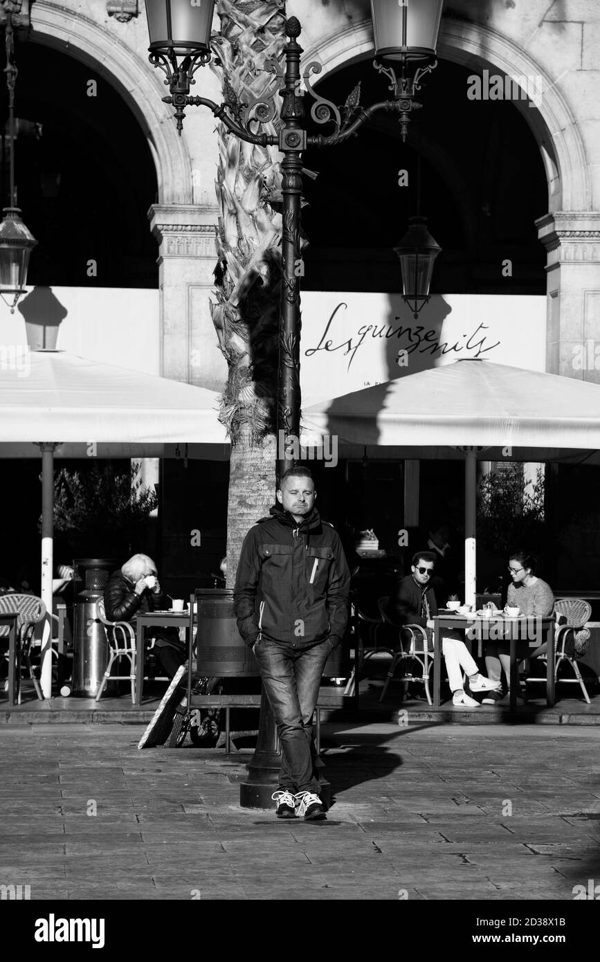 BARCELONA, KATALONIEN / SPANIEN - 22. JANUAR 2019: Menschen auf den Straßen von Barcelona. Plaza Real bedeutet 'Royal Plaza' ist ein Platz im Barri Gotic Stockfoto