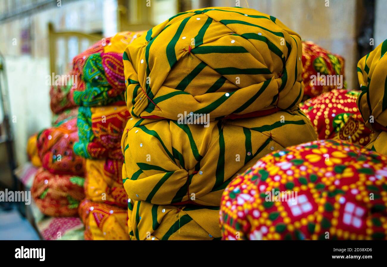 Rajasthani bunte Turban, Rajasthani Pagdis und Kleidung fängt die Aufmerksamkeit des Besuchers hier Stockfoto