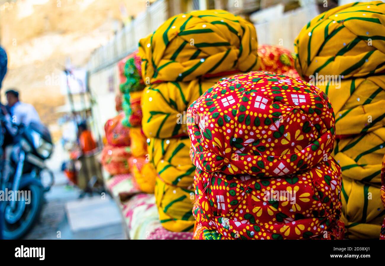 Rajasthani bunte Turban, Rajasthani Pagdis und Kleidung fängt die Aufmerksamkeit des Besuchers hier Stockfoto