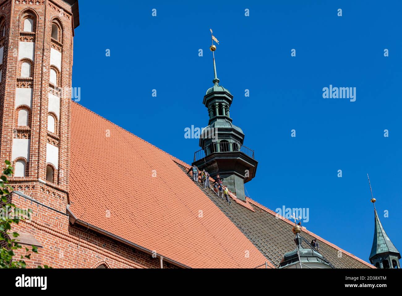 Frombork, Polen - 7. September 2020: Renovierung des Daches der Kathedrale in Frombork. Polen Stockfoto