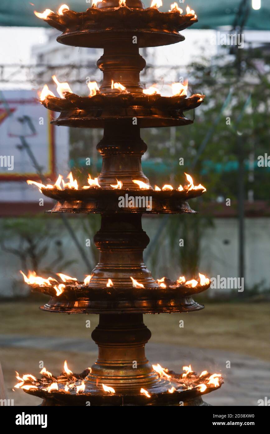 Chuttuvillakku oder Lampe Beleuchtung ist ein wichtiges Angebot, wenn die montierte Öllampe Pfosten überall Tempel beleuchtet. Populäres hinduistisches Tempelfest Stockfoto