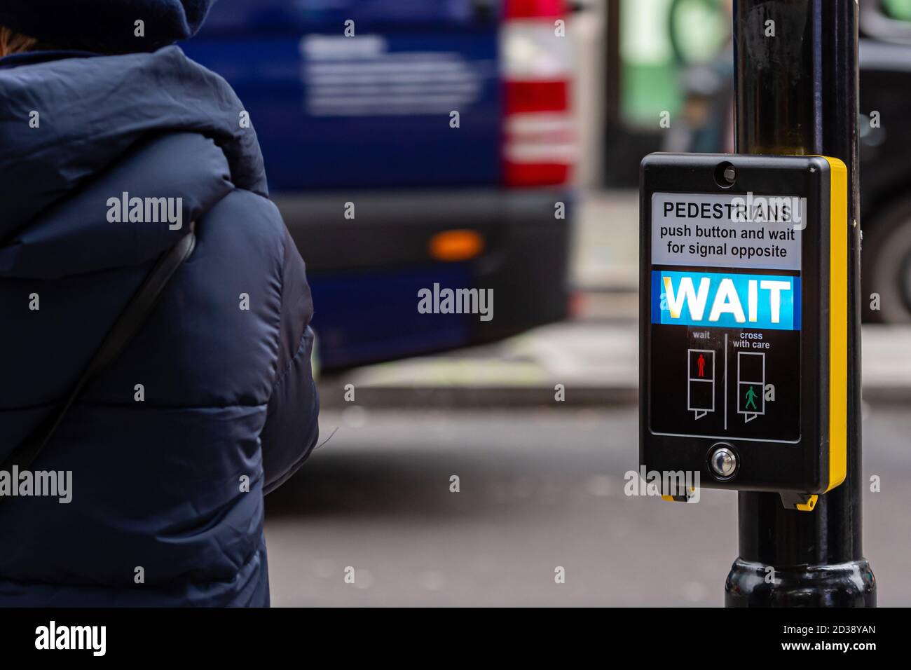 London, England, UK - 2. Januar 2020: Crosswalk-Taste für Fußgänger mit Lichtwarnung auf unfokussiertem Hintergrund , London, UK - Bild Stockfoto