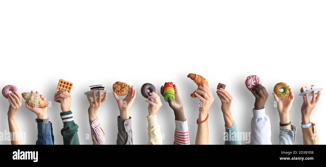 Die Menschen halten verschiedene Desserts in ihren Händen. Das Konzept von Lebensmitteln und Süßigkeiten. Stockfoto