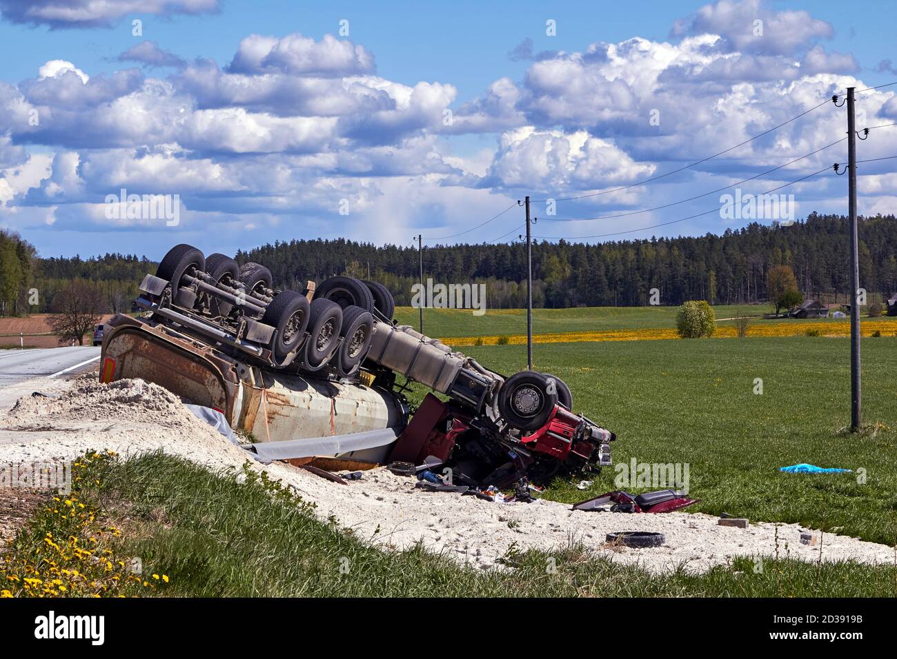 15. Mai 2020, Inciems, Lettland: Autounfall weil Reifen beschädigt, LKW von der Straße stieg und auf das Dach rollte, als Folge LKW-Fahrer starb auf Stockfoto