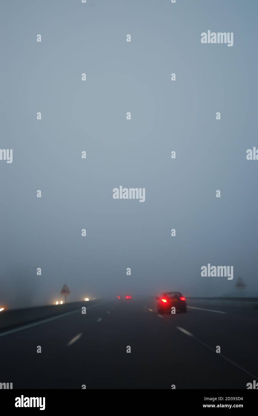 Blick der Fahrer auf Nebel auf einer dunklen Autobahn Stockfoto