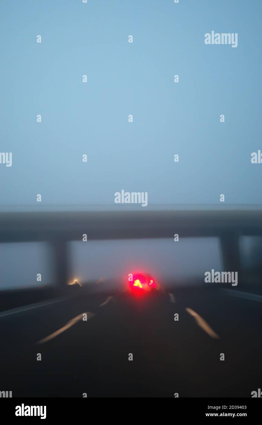 Blick der Fahrer auf Nebel auf einer dunklen Autobahn Stockfoto