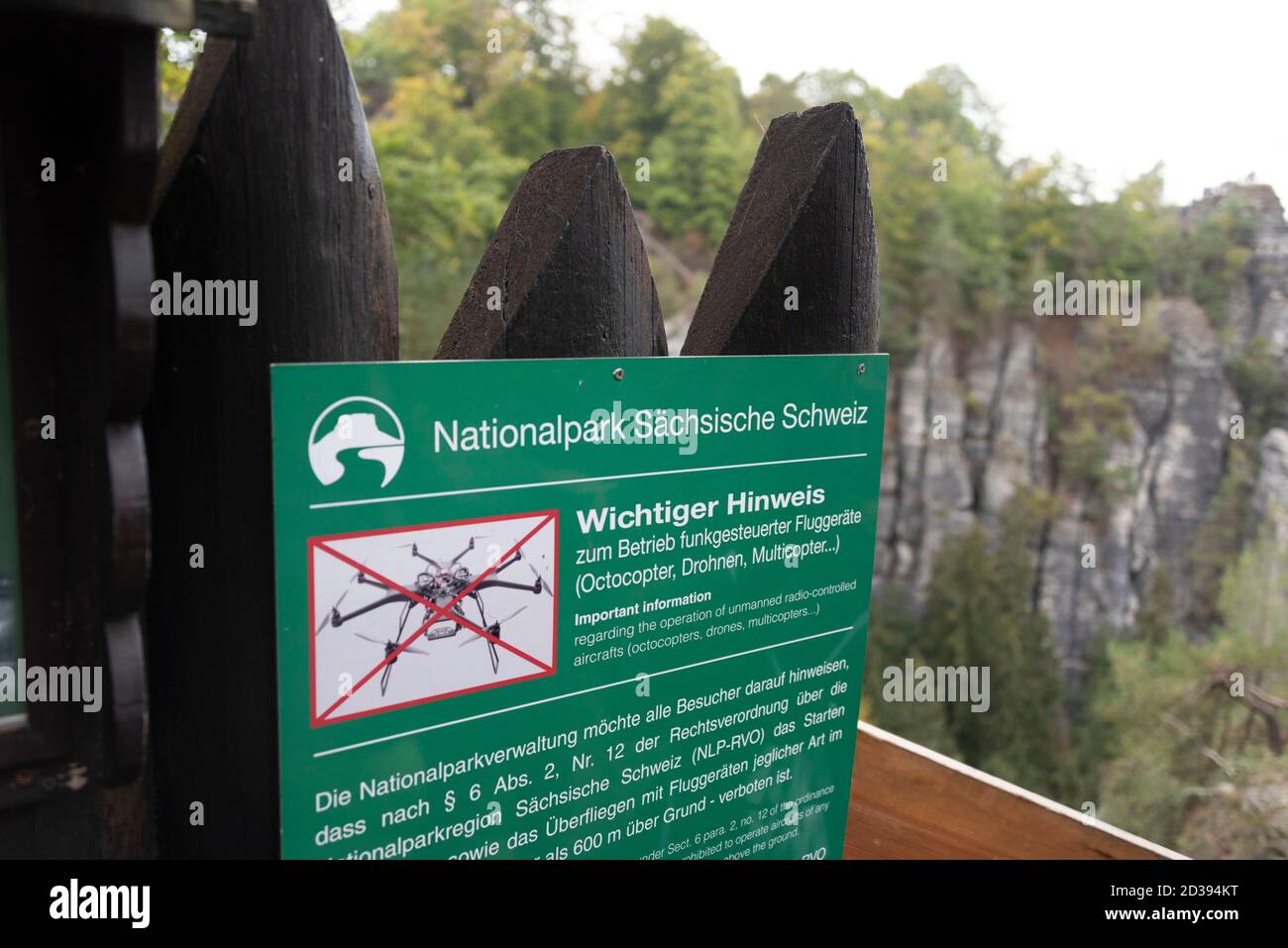 Bastei, Deutschland. Oktober 2020. An der Bastei-Brücke dürfen keine Drohnen  gestartet werden. Die Nationalparkverwaltung Sächsische Schweiz weist  darauf mit Schildern hin. Dennoch fliegen immer wieder kleine Drohnen über  die Bastei-Brücke. Die ...