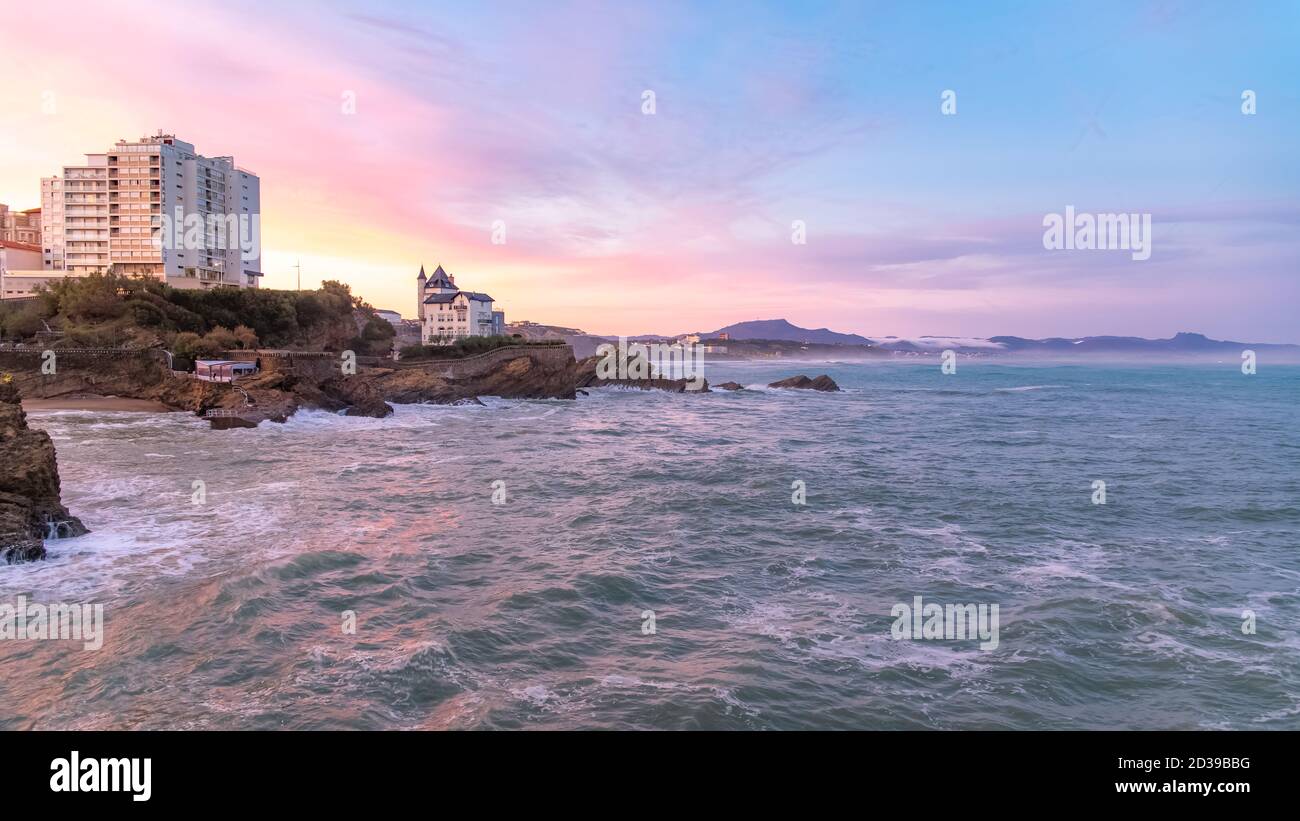 Biarritz in Frankreich, Panorama der Küste, mit der Villa Belza Stockfoto