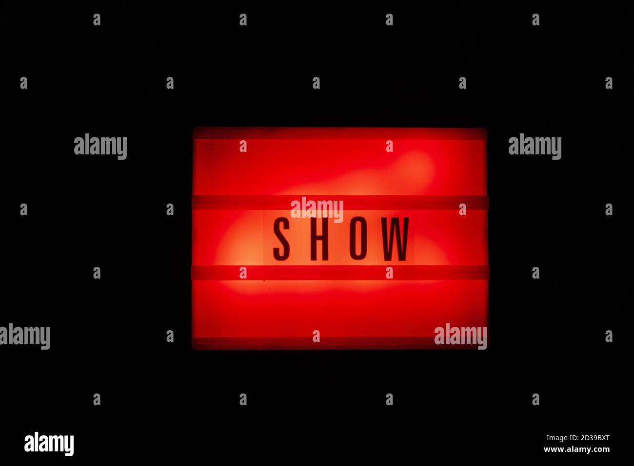 Ein leuchtend rotes Schild mit dem Wort SHOW Stockfoto