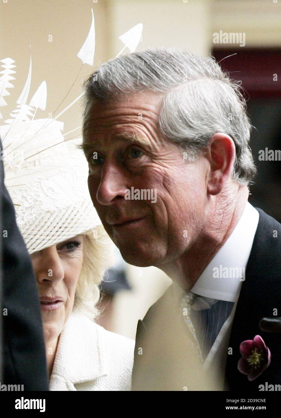 Prince Charles (R) und Camilla Parker Bowles Großbritanniens kommen an der Guildhall in Windsor, Südengland, für ihre standesamtliche Trauung, 9. April 2005. Prinz Charles und seine langjährige Partnerin Camilla, die Herzogin von Cornwall auf die Ehe, die geworden, heiratete am Samstag in einer Low-Key Zeremonie. Stockfoto