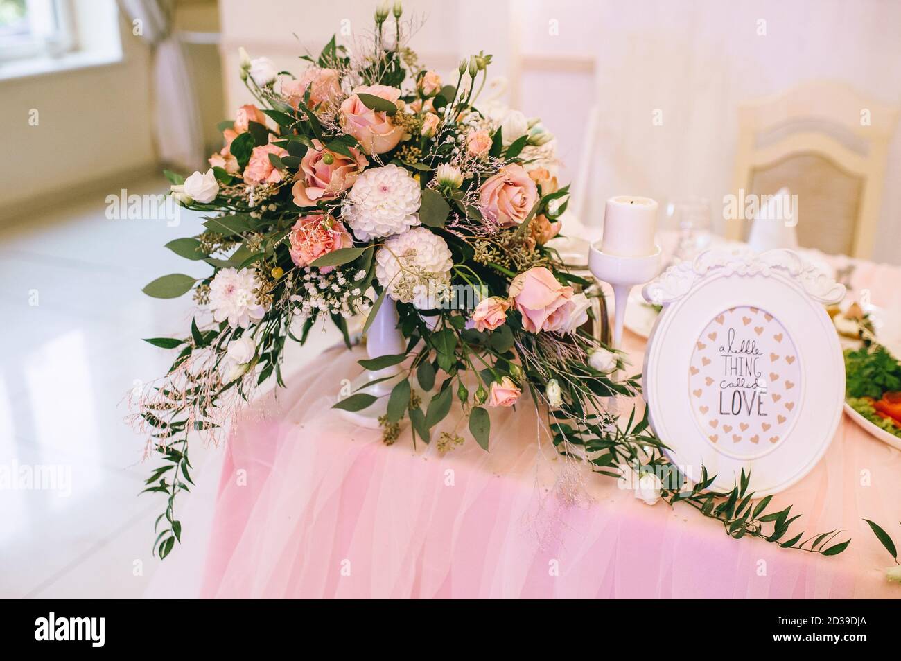 Hochzeit Blumendekor in warmen Pastellfarben für die Hochzeitszeremonie. Florale Details und Kompositionen. Teil der festlichen Einrichtung, Blumenarrangement. Stockfoto