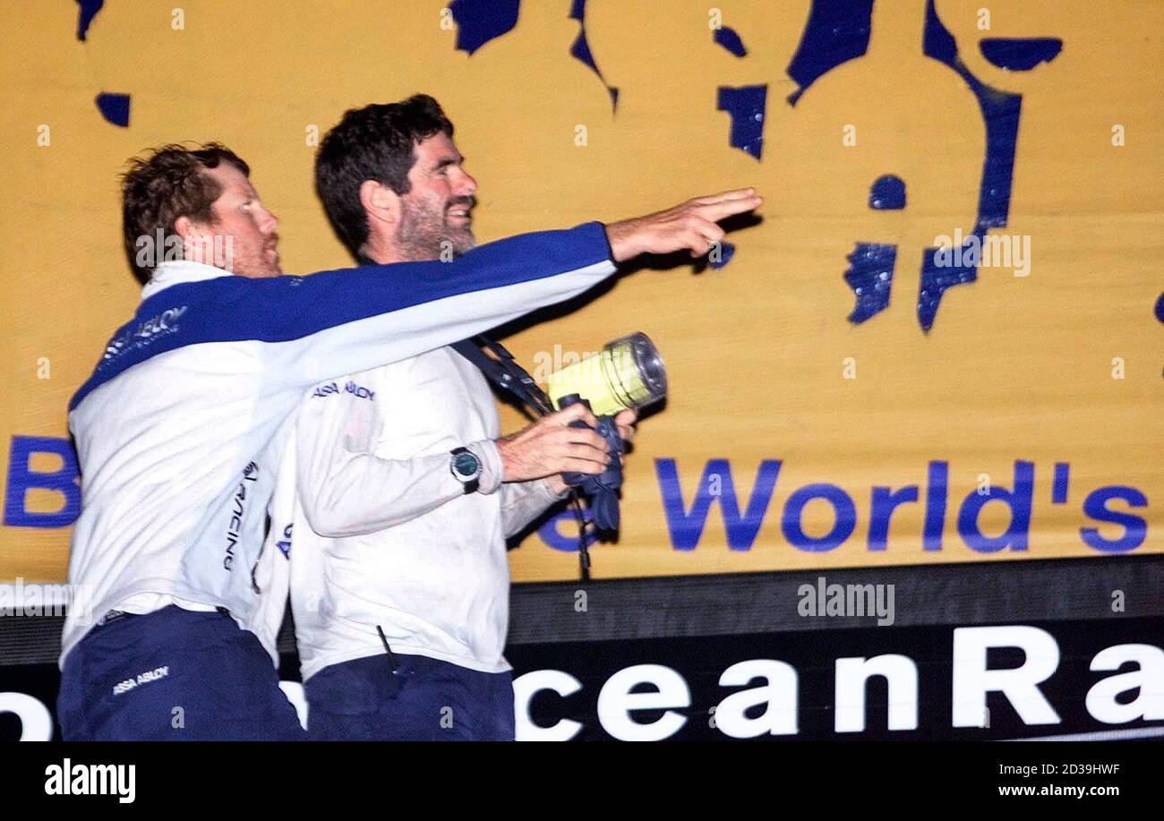 ASSA Abloy Techniker Chris Larson (L) von den USA und Navigator Mark Rudiger zeigen die Ziellinie während der letzten Minuten von Etappe fünf des Volvo Ocean Race "Round the World" Rennen 27. März 2002. Die fünfte Etappe war eine 4,450 Seemeilen lange Strecke von Rio De Janeiro, Brasilien, nach Miami, Florida. Dies war die fünfte von neun Etappen des Rennens, das am 23. September 2001 in Southampton, England, begann und am 9. Juni 2002 in Keil, Deutschland, enden soll. Der Assa Abloy beendete die fünfte Etappe als erster. REUTERS/Marc Serota MS/JDP Stockfoto