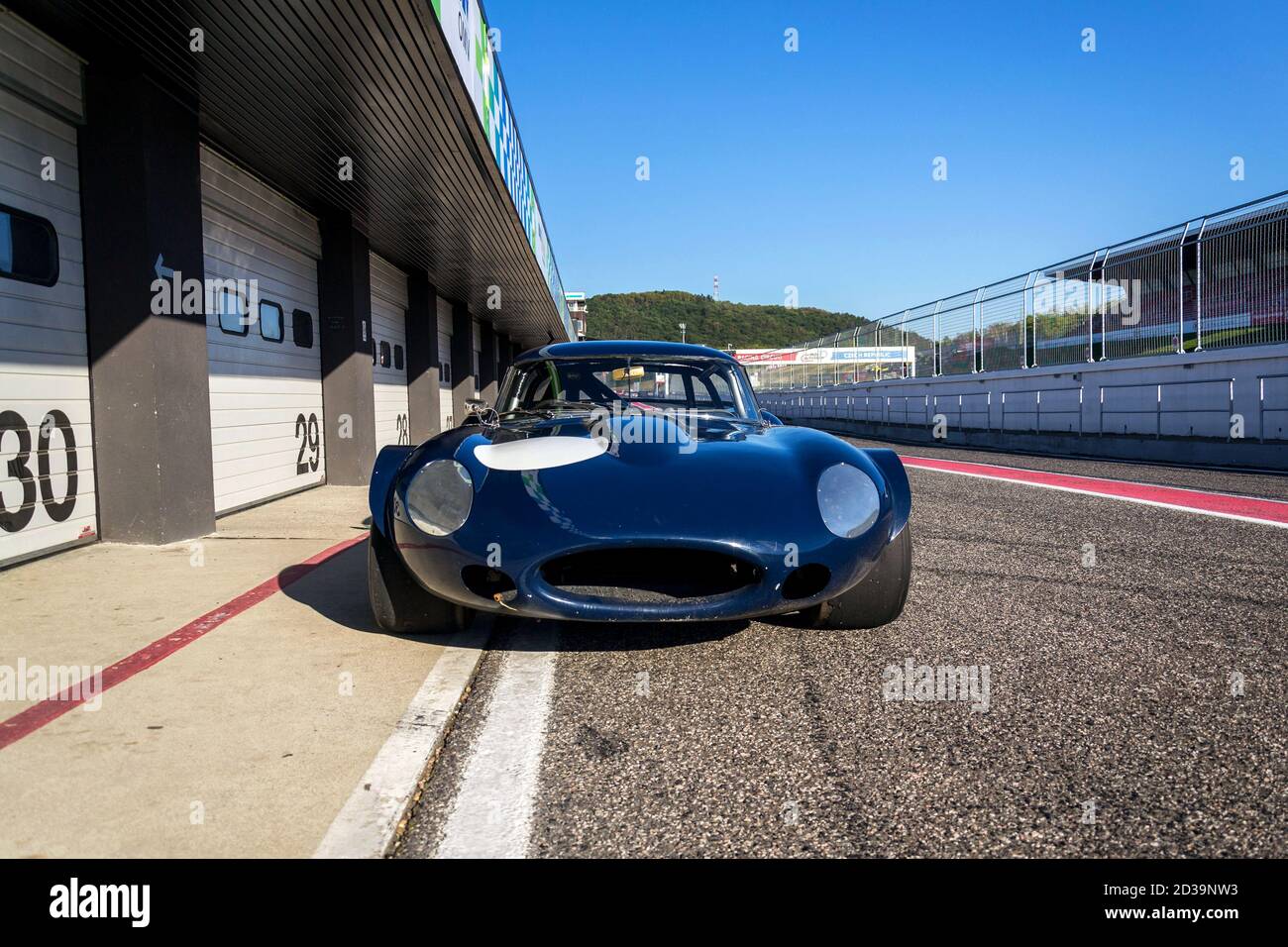 Oldtimer Oldtimer Jaguar E-Type Wettbewerb Roadster steht auf dem Rennen Verfolgen Stockfoto