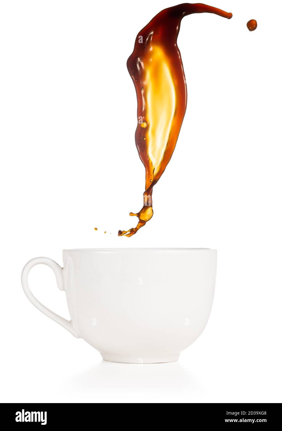 Kaffeespritzer fliegen über einer Tasse isoliert auf weiß Stockfoto