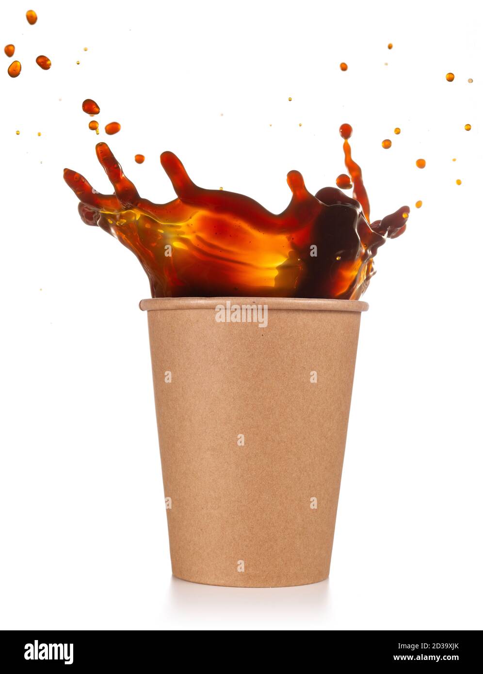 Kaffee spritzt aus einer Einweg-Tasse isoliert auf weiß Stockfoto