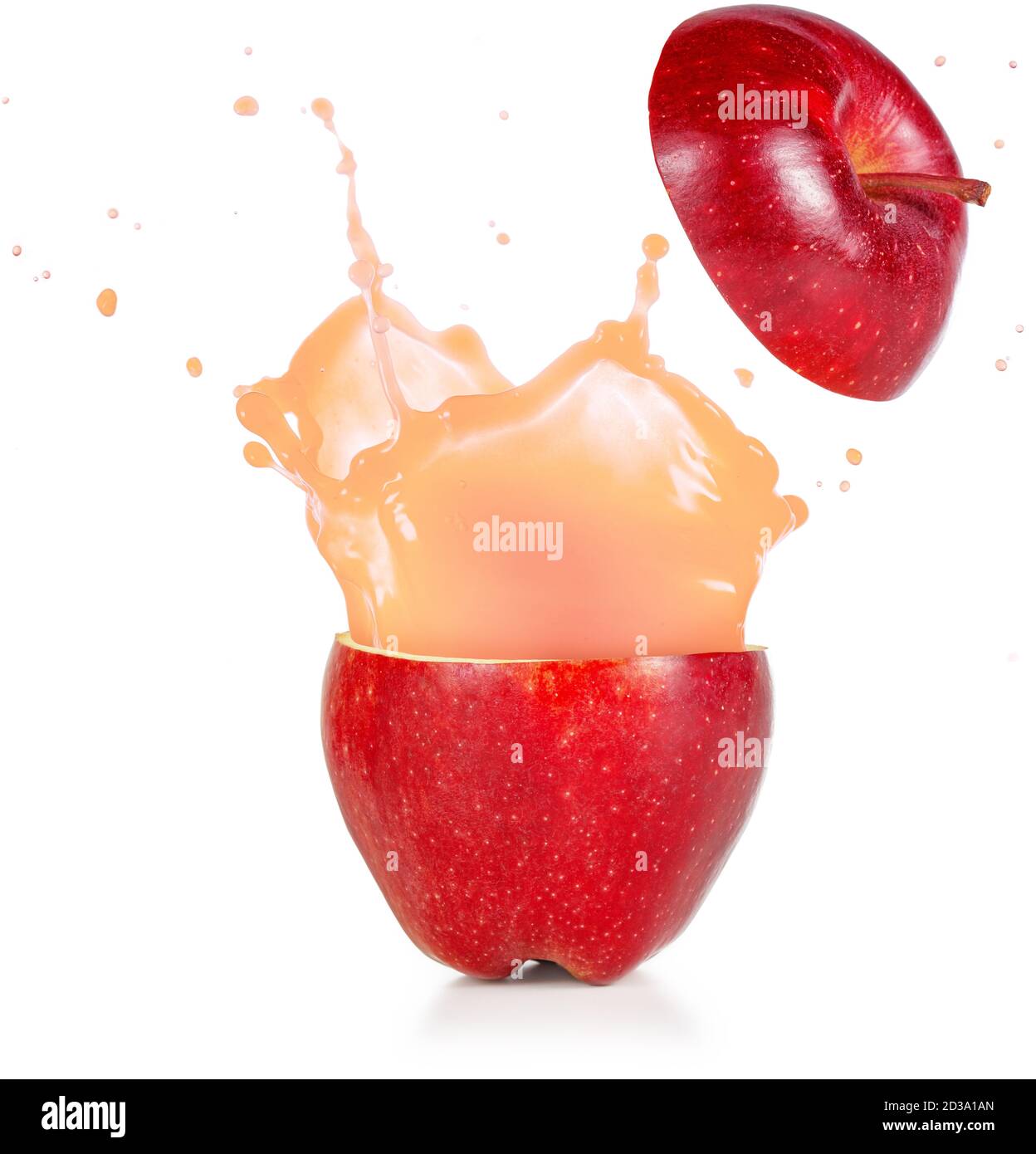 Saft explodiert aus einem roten Apfel isoliert auf weiß Stockfoto