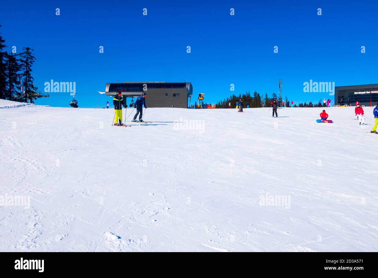 Saalbach, Österreich - 2. März 2020: Menschen Skifahren auf der Skipiste des winterresort australien Stockfoto