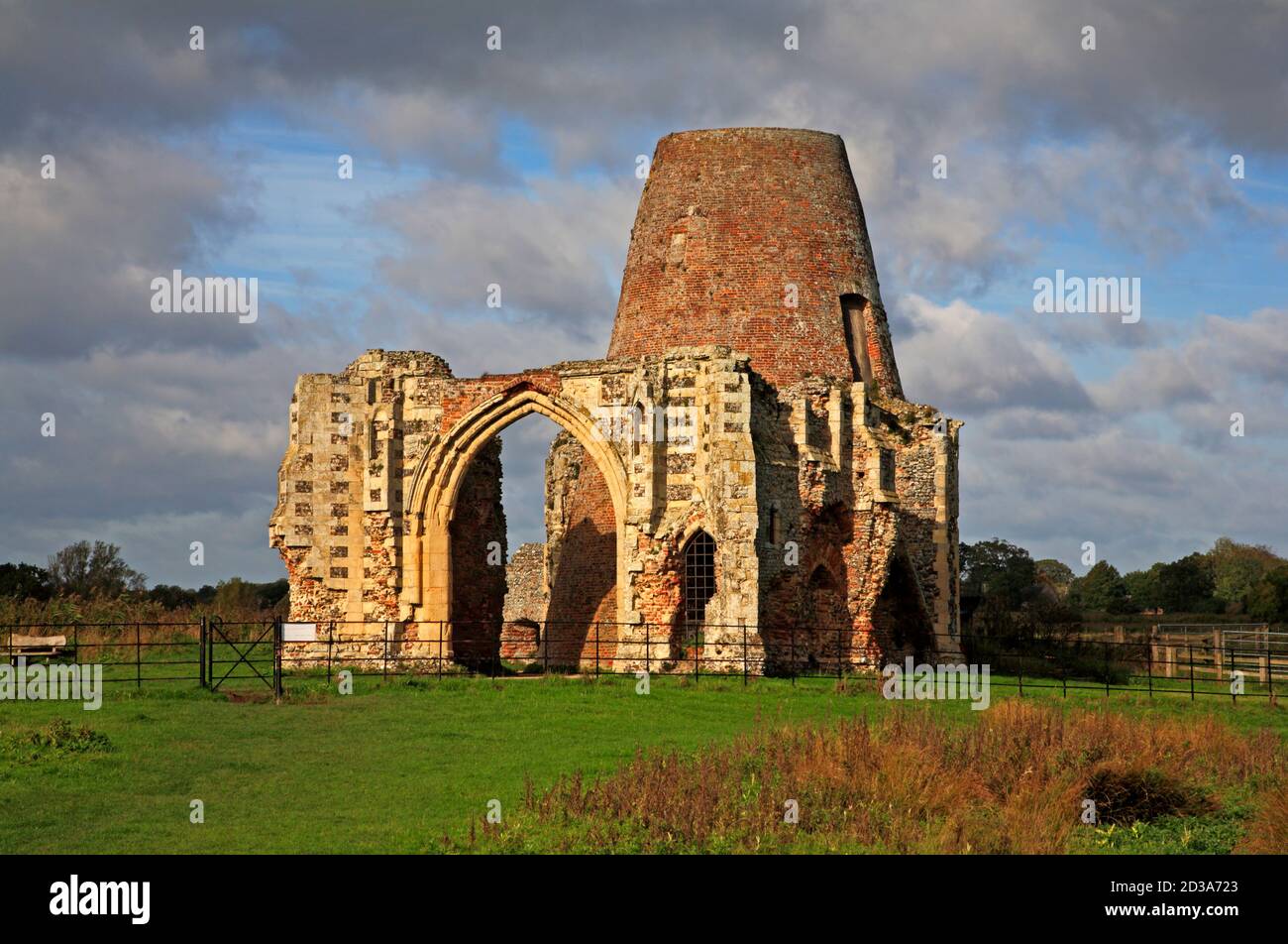 Das zerstörte Torhaus aus dem 14. Jahrhundert der St. Benet's Abbey mit Windmühle ist auf den Norfolk Broads in Horning, Norfolk, England, Vereinigtes Königreich, erhalten geblieben. Stockfoto