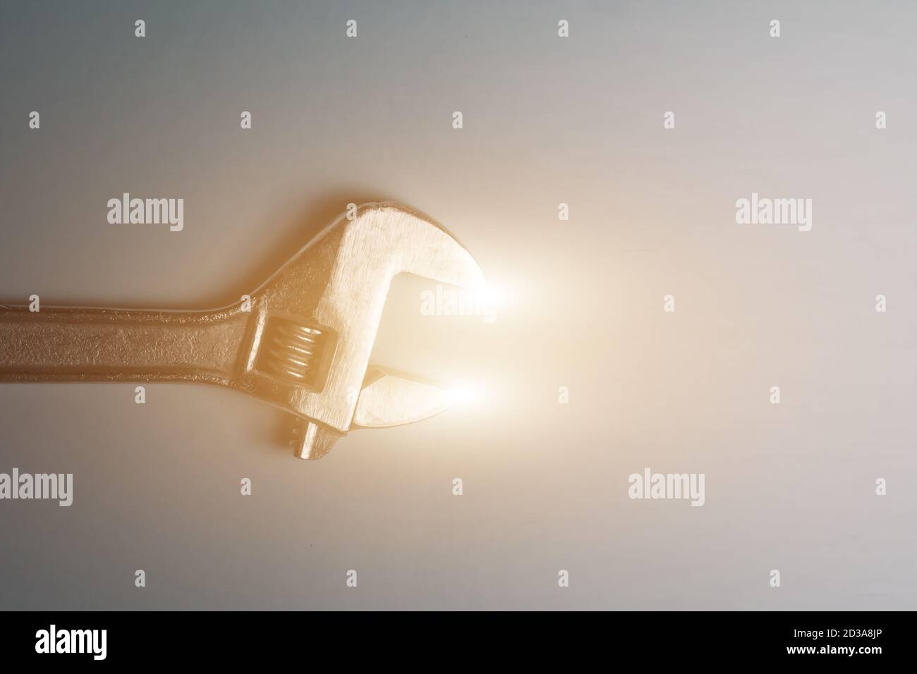 Minimalistisches Foto des verstellbaren Schlüssels mit Licht. Speicherplatz kopieren Stockfoto