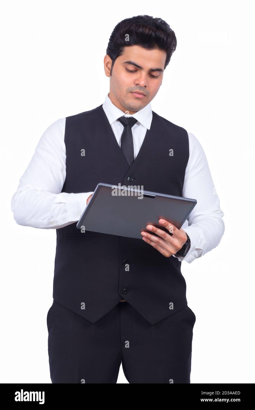 Lächelnder junger Geschäftsmann mit digitalen Tablet auf weißem Hintergrund Stockfoto