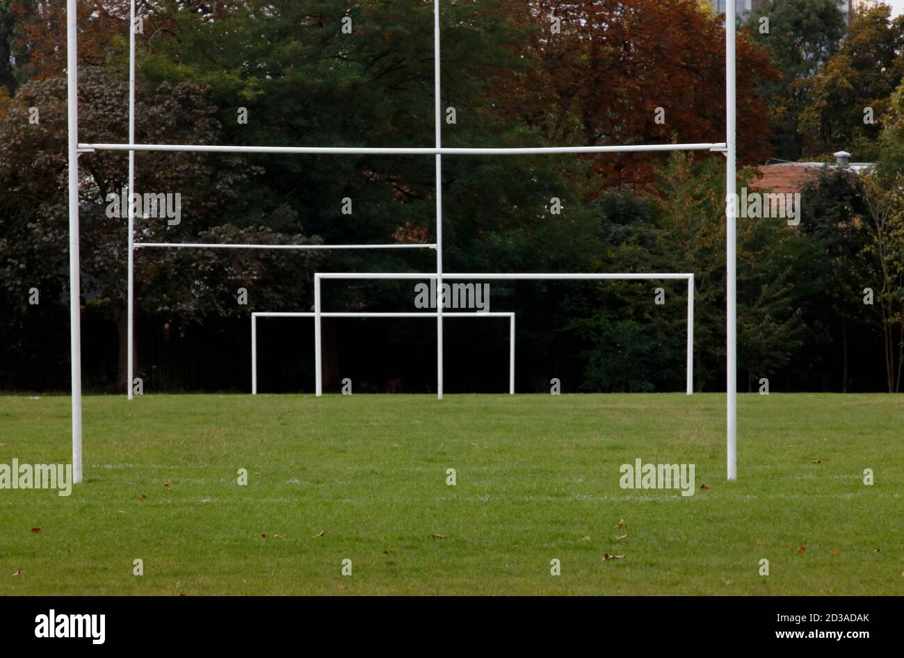 Fußball- und Rugbyposten in Hurlingham Park, Fulham, London, Großbritannien Stockfoto