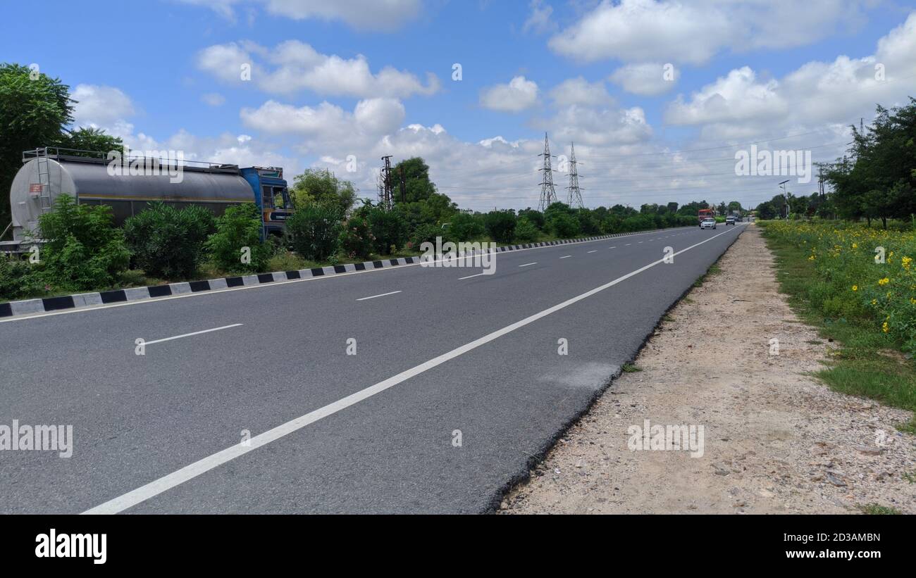 01 October 2020 : Reengus, Jaipur, Indien : Alte Straße ohne Auto mit hellem Himmel und weißen Wolken. Stockfoto