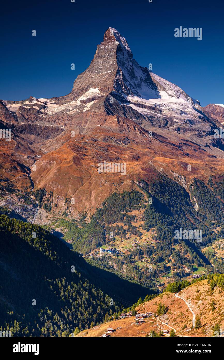 Matterhorn, Schweizer Alpen. Landschaftsbild der Schweizer Alpen mit dem Matterhorn bei schönem Herbstaufgang. Stockfoto