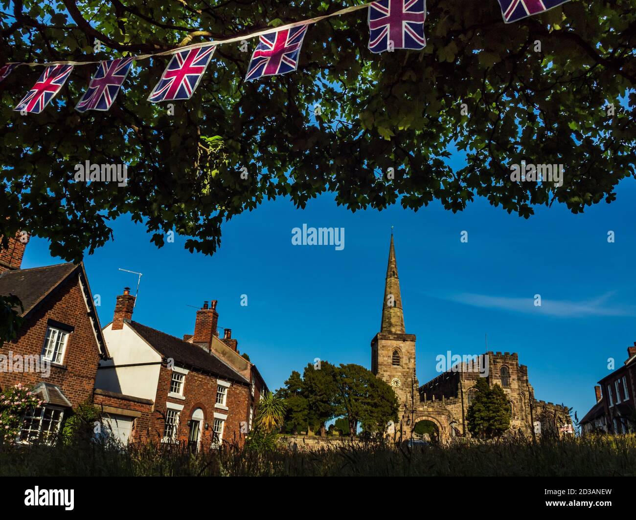 St. Marys Kirche, Astbury, Congleton, Cheshire mit Fahnen aus VE Tag zu feiern Stockfoto