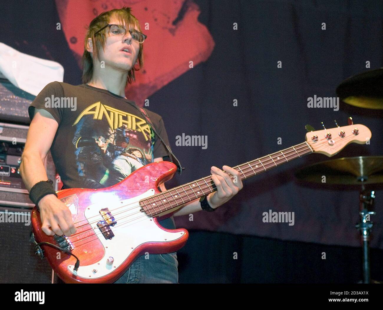 My Chemical Romance Bassist Mikey Way Fuhrt Bei Kxte X Treme Radio Holiday Havoc Jahreskonzert Am Thomas Mack Center In Las Vegas Nevada 18 November 2004 Die Rock Gruppe Tourt Zur Unterstutzung Des Neuen