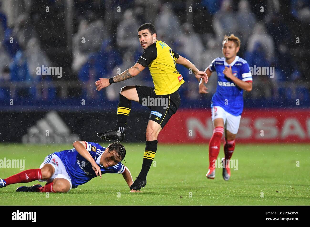 Richardson (8) von Kashiwa Reysol und Shinnosuke Hatanaka (44) von Yokohama F. Marinos während des J. League YBC Levain Cup Halbfinalspiel zwischen Yokohama F. Marinos 0-1 Kashiwa Reysol im NHK Spring Mitsuzawa Football Stadium am 7. Oktober 2020 in Yokohama, Kanagawa, Japan. Quelle: AFLO/Alamy Live News Stockfoto