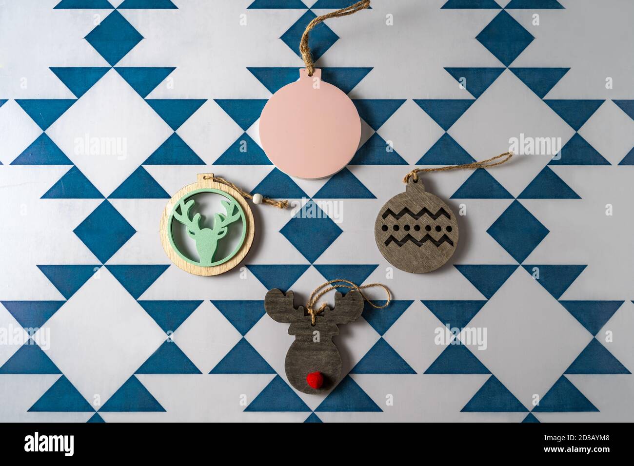 Set von weihnachten Holz Ornament Dekorationen, auf blauen und weißen geometrischen Hintergrund, Boho-Stil, Weihnachten Retro Ornament und Vintage-Stile, niemand. Stockfoto