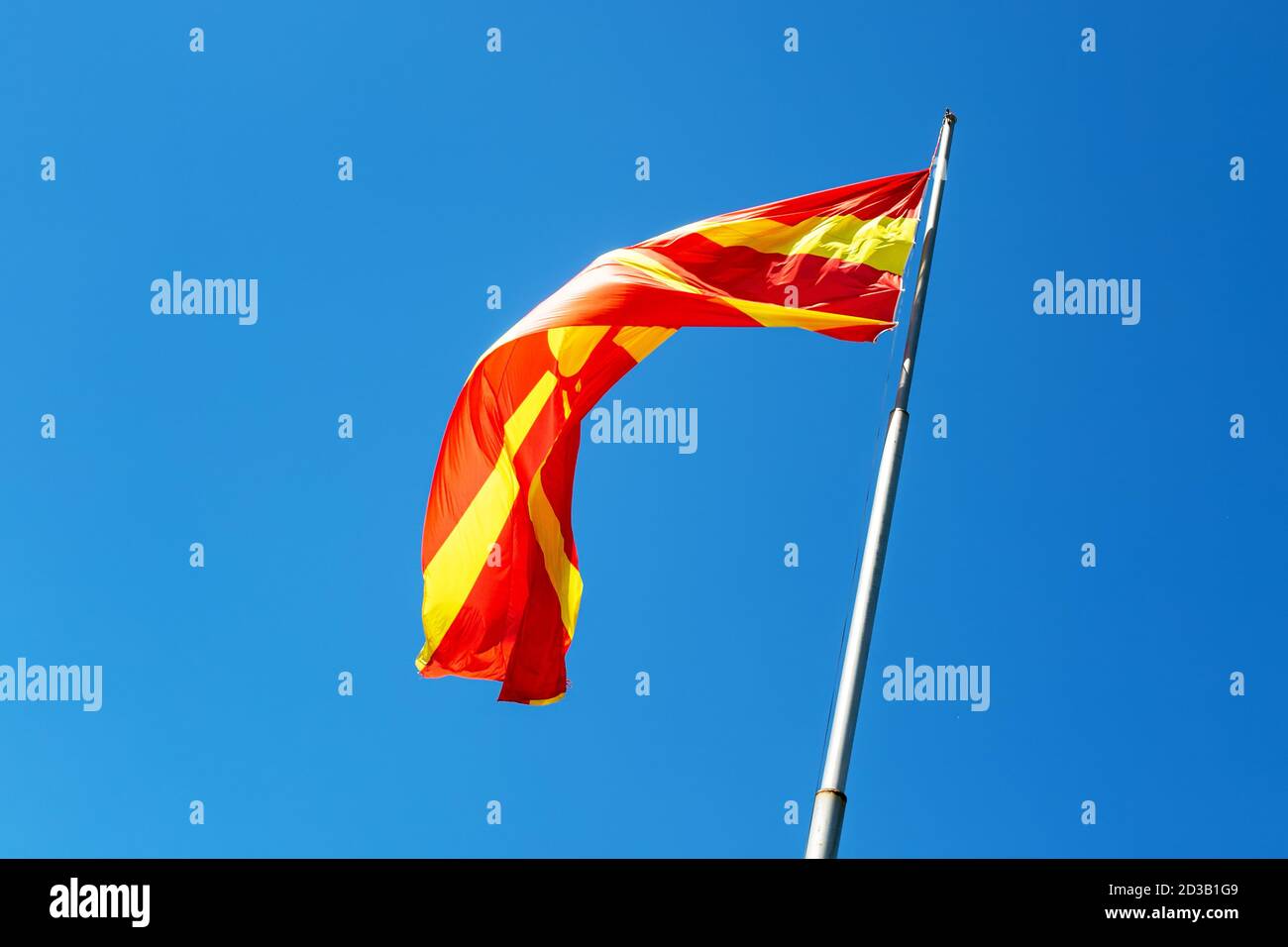 Nordmakedonien Flag : National Macedonian Flag Stockfotos Und Bilder Kaufen Alamy / The flag consists of motif of a yellow sun with six axially symmetrical rays.
