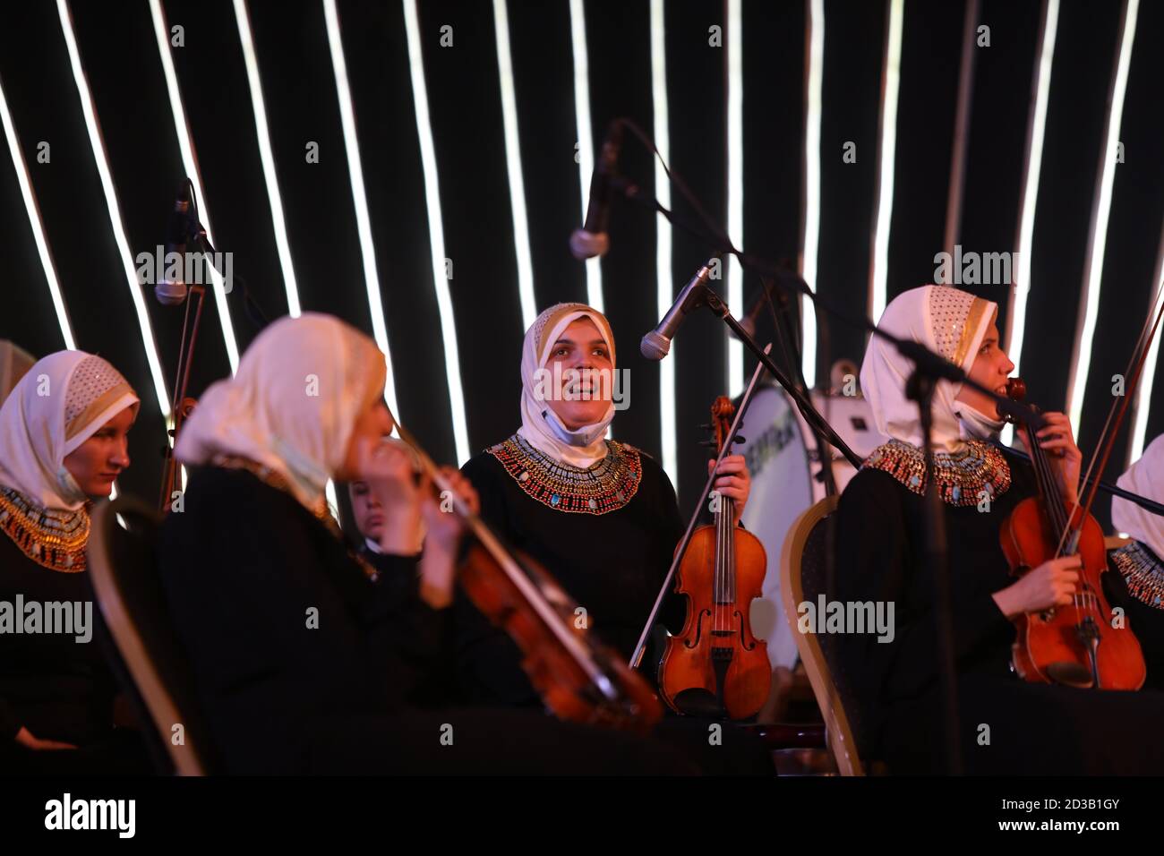 (201008) -- KAIRO, 8. Oktober 2020 (Xinhua) -- Sehbehinderte Musikerinnen treten am Vorabend des Weltsehentags im Opernhaus von Kairo, Ägypten, am 7. Oktober 2020 auf. Der World Sight Day, der jedes Jahr am zweiten Donnerstag im Oktober stattfindet, zielt darauf ab, die globale Aufmerksamkeit auf Sehstörungen und Blindheit zu richten. (Xinhua/Ahmed Gomaa) Stockfoto