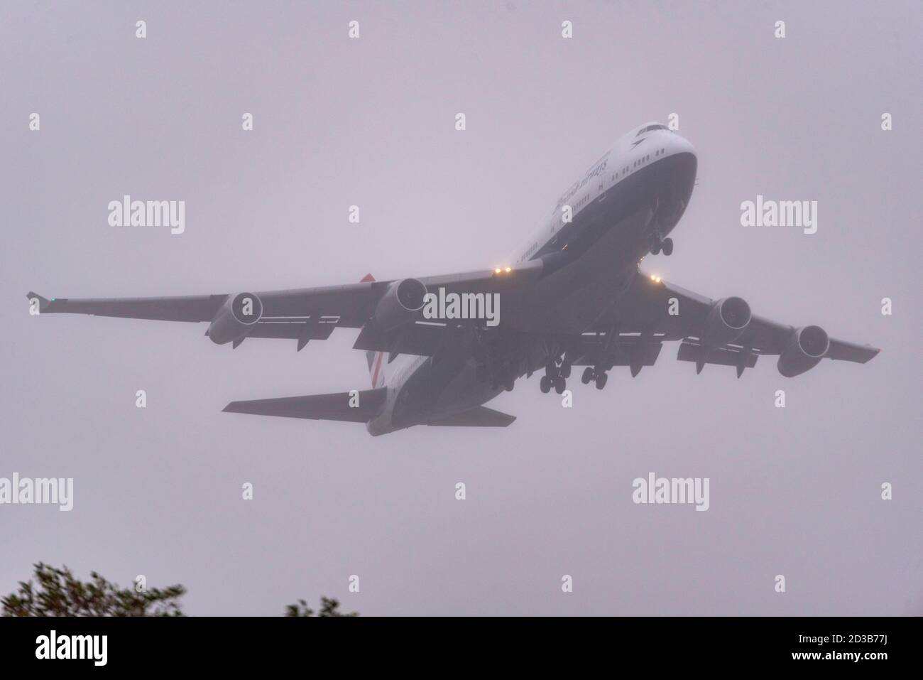 Flughafen London Heathrow, London, Großbritannien. Oktober 2020. British Airways hatte ein Paar pensionierter Boeing 747 Jumbo Jets in Heathrow eingelagert, die nach einem vorzeitigen Ruhestand aufgrund der COVID-19-Schäden in der Reiseindustrie geortet wurden. Registrierung G-CIVB (PIC) startete zuerst bei schlechtem Wetter und ist in einem speziellen Retro-Programm, um das 100-jährige Bestehen von BA im Jahr 2019 zu feiern. Sie ist 59 Millionen Meilen geflogen und wird als Museumsstück am Flughafen Cotswold gerettet. G-CIVY folgte und befindet sich in der Standardlackierung von BA, wendet sich ab und macht einen „verpassten Anflug“ über den Flughafen, bevor er wahrscheinlich zum Verschrotten abfuhr Stockfoto