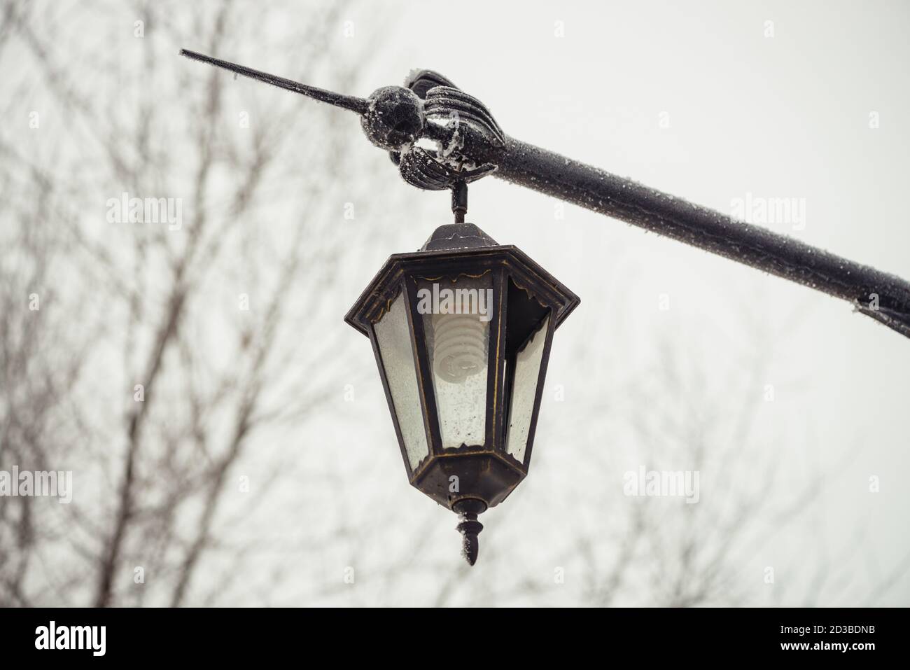 Vintage-Straßenbeleuchtung. Energiesparlampe. Energiesparend. Billige Beleuchtung. Stockfoto