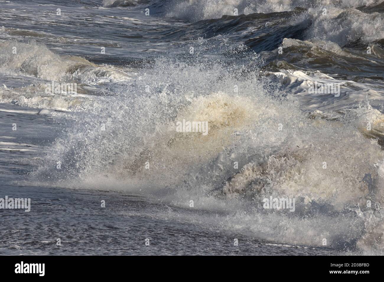 Wellen und Wasser, die North Norfolk Coast, Großbritannien Stockfoto