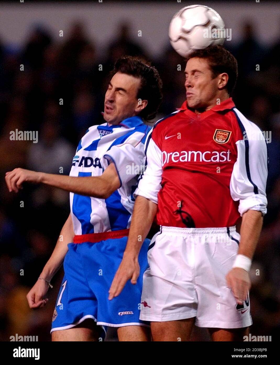 ARSENALS UPSON UND DEPORTIVO AMAVISCA FÜHREN DEN BALL WÄHREND IHRES CHAMPIONS-LEAGUE-FUSSBALLMATCHES IN LA CORUNA AN. Matthew Upson (R) von Arsenal und Jose Emilio Amavisca von Deportivo Coruna bei ihrem Champions League-Fußballspiel der Gruppe D im Stadion Riazor am 21. November 2001 an der Spitze des Balls. Deportivo Coruna gewann 2:0. REUTERS/Miguel Vidal Stockfoto