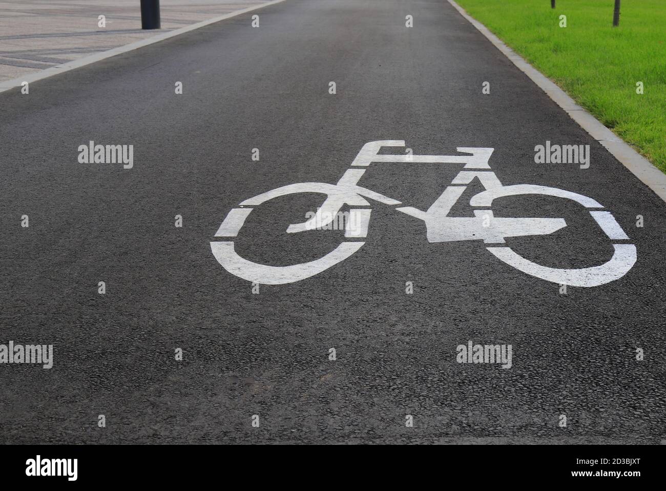 Weiß gezeichnetes Fahrradschild auf dem Asphalt. Separater Radweg für Radfahrer, umweltfreundlicher Stadtverkehr für Sport . Dnepropetrovsk, Dnipro Stockfoto