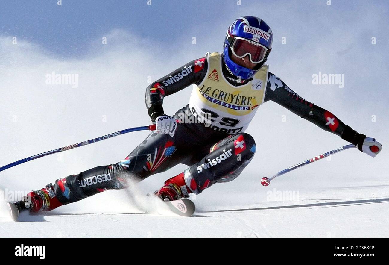 Corinne Rey-Bellet aus der Schweiz beschleunigt die Strecke und wird Dritter beim Alpin Ski World Cup Women's Downhill Race in St. Moritz, 21. Dezember 2001. Sylviane Berthod aus der Schweiz gewann in einer Zeit von 1 Minute 34.05 Sekunden und Isolde Kostner aus Italien wurde Zweiter. REUTERS SCHWEIZ/Ruben Sprich RS/ Stockfoto
