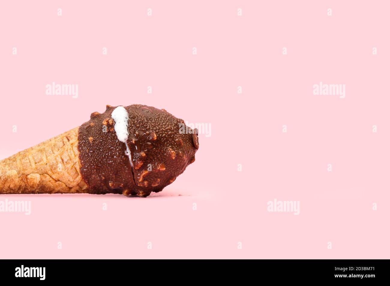 Schokolade Eis-Kegel mit Erdnüssen Chips auf einem rosa Hintergrund Stockfoto