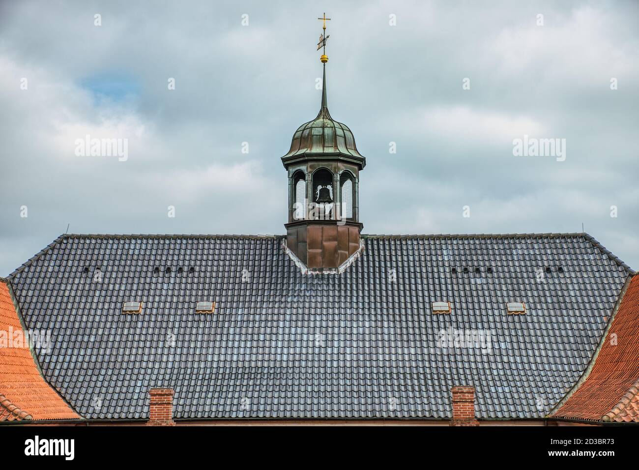 Evangelisch-lutherische Kirche Dachfassade mit Glockenturm Aus der Mitte in Kastellet spähend vermitteln religiöse Anbetung Und Godly Konzept Stockfoto