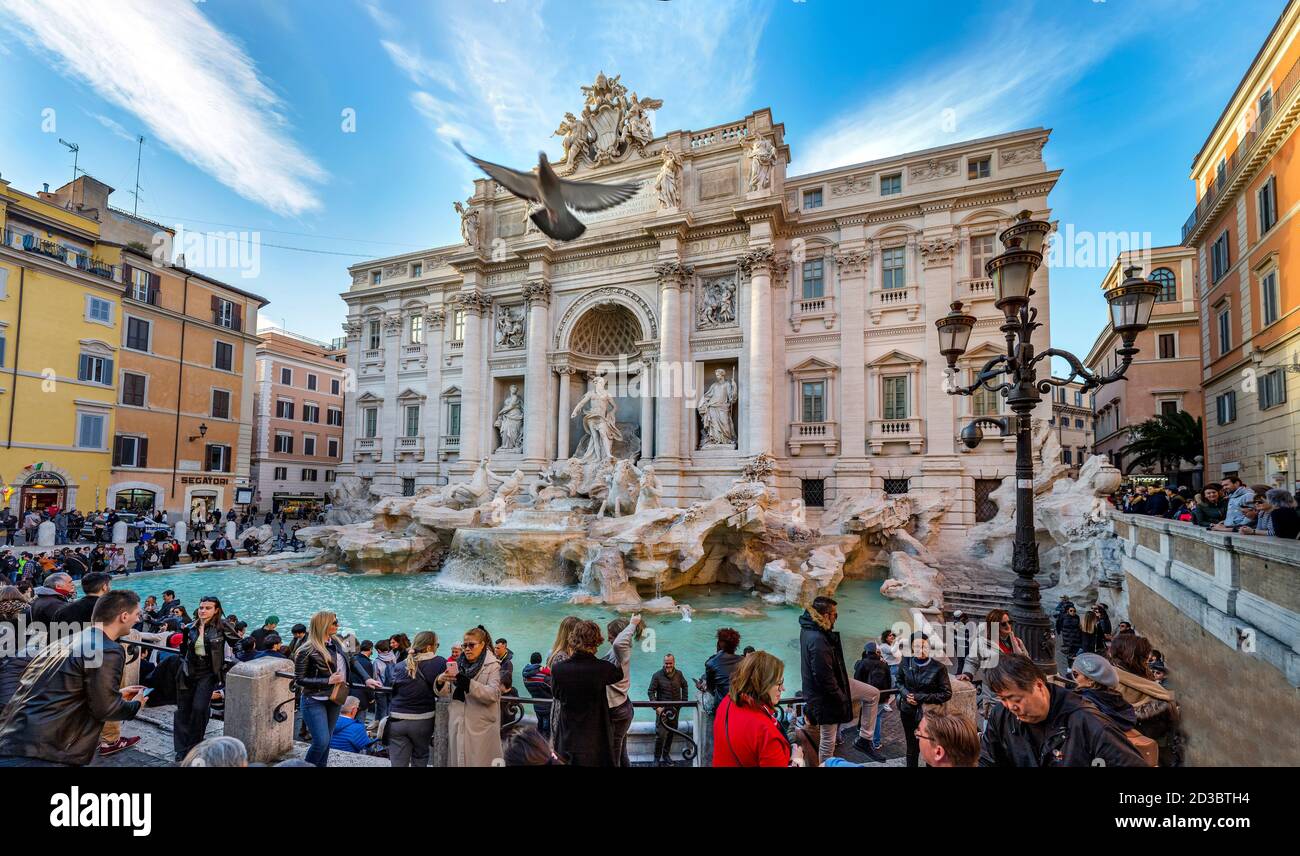 Rom, Italien - 28.02.2020: Der Trevi-Brunnen. Panorama Stockfoto