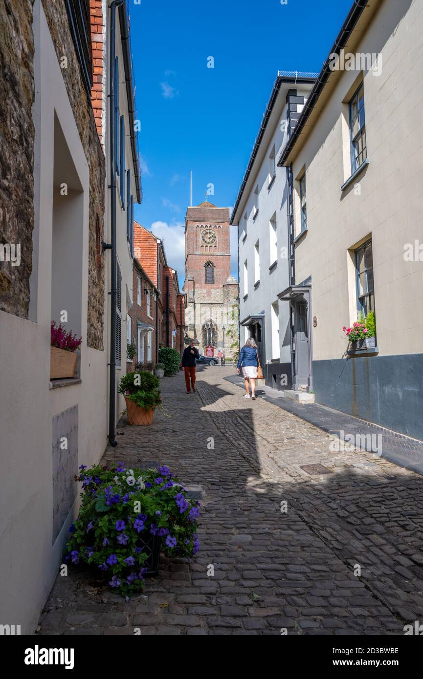 Alte Stein- und Ziegelhäuser in der engen, gepflasterten Lombard Street in Petworth, West Sussex, Großbritannien. Stockfoto