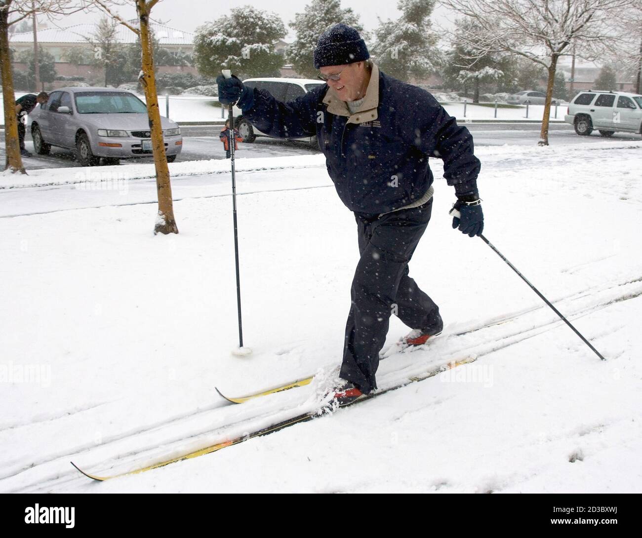 Jim Anderson von Las Vegas, Nevada Langlaufskiern durch Bruce Trent Park  während eines seltenen Schneesturms in Las Vegas 7. Januar 2005. Nasses  Wetter wird im Bereich für die nächsten Tage erwartet. REUTERS/Ethan