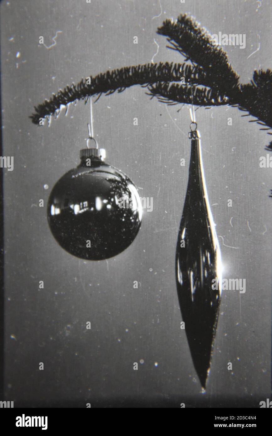 Feine 70er Jahre Vintage schwarz-weiß Fotografie von zwei Weihnachtsbaum Ornamente hängen vom Weihnachtsbaum. Stockfoto