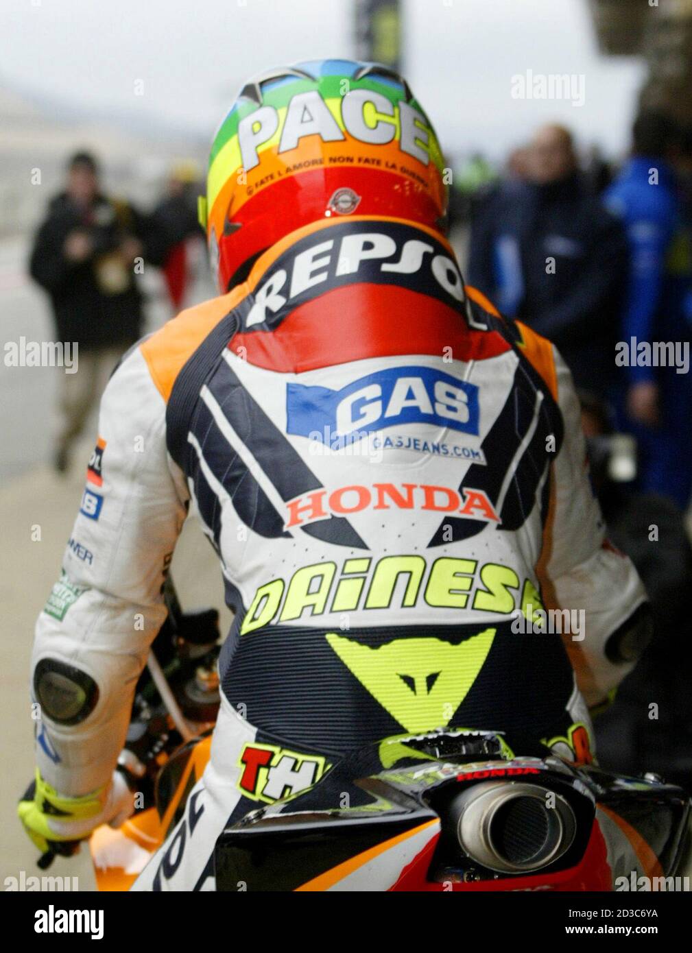 Moto Gp Italienisch Rossi Tragt Einen Helm Mit Einem Pace Peace Aufkleber Wahrend Der Vorsaison In Montmelo Rennstrecke Stockfotografie Alamy